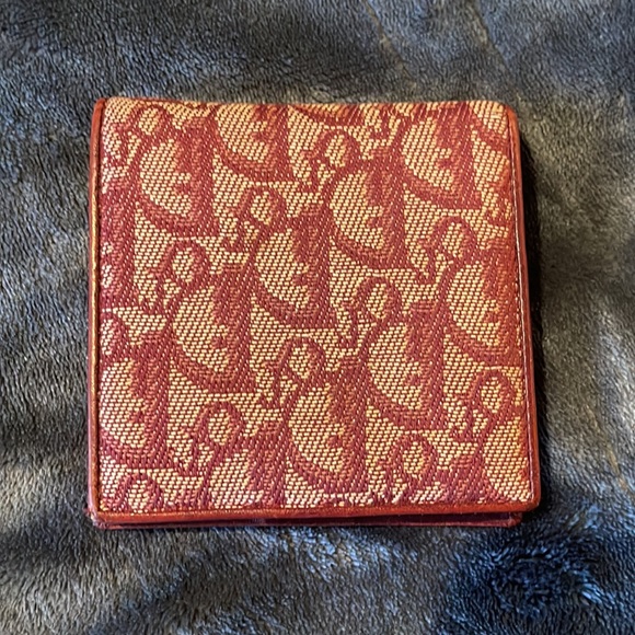 Christian Dior Monogram compact wallet in red - Picture 2 of 15
